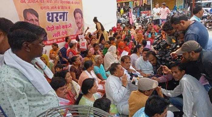 भोपाल में हरियाली बचाने के लिए महिलाओं का अनोखा प्रदर्शन